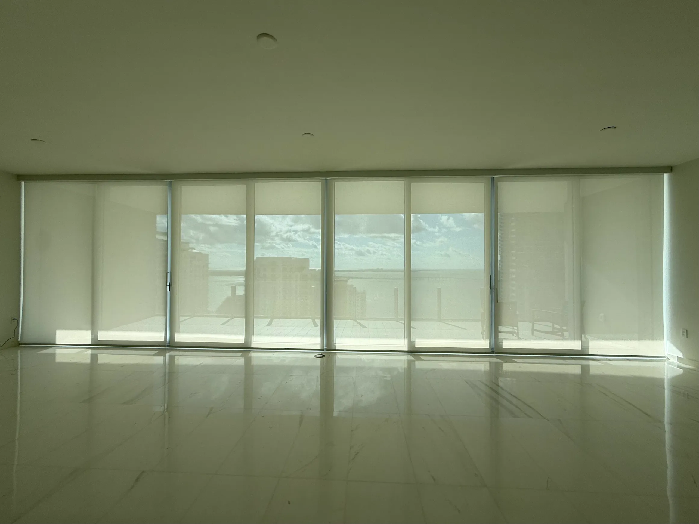 Roller shade installation photo shared by Fabricio M.